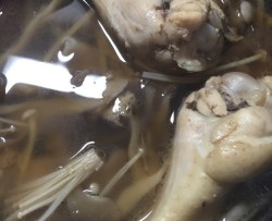 鸡翅根菌菇汤