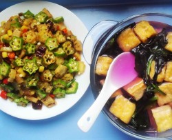 这样做秋葵,可口度5分丨酸菜炒秋葵&野菜豆腐果汤 · 圆满素食