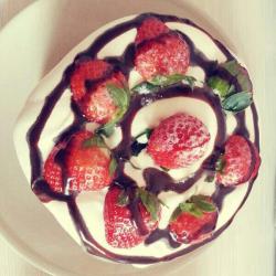 咖啡戚风的草莓裸蛋糕