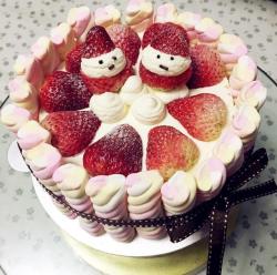 棉花糖草莓奶油蛋糕