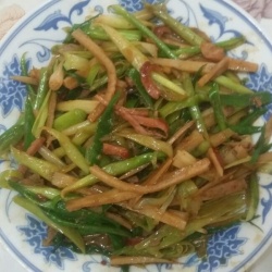 腊肉青蒜炒藕丝