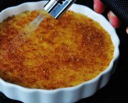 真正用火焰喷出来的焦糖布丁叫 - Crème brulée
