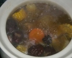 玉米红萝卜砂锅大骨汤