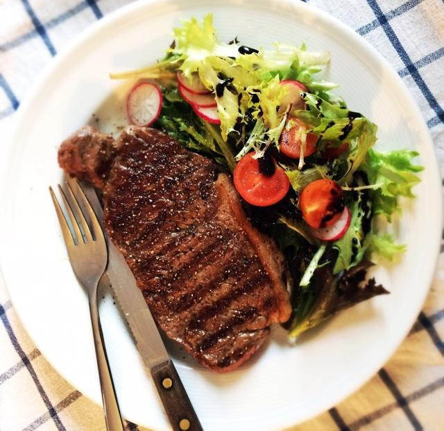 Rumpsteak with endive salad 后腿牛排配菊苣色拉