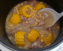 电饭煲排骨玉米黄豆汤