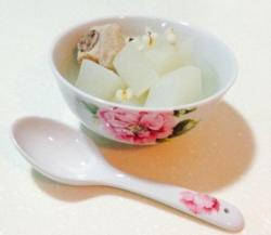 白萝卜薏仁米猪骨汤