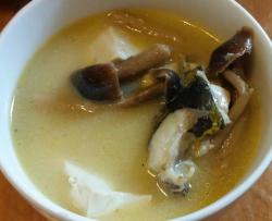 黄骨鱼豆腐茶树菇汤