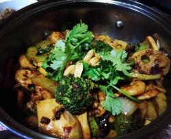 麻辣香锅,几年前在上海吃过,其实味道是会留存在记忆中的。自己在家做就搞个简易版的吧