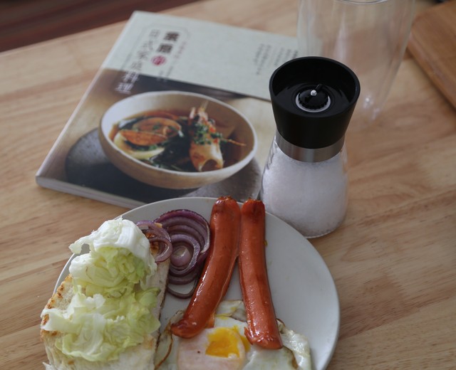 香肠洋葱流心蛋配烤饼