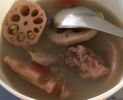 电饭锅煲汤之  莲藕绿豆番茄排骨汤