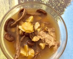 茶树菇龙骨板栗汤