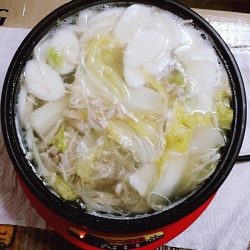 金针菇白菜瘦肉年糕汤