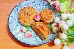 白莲蓉蛋黄广式月饼