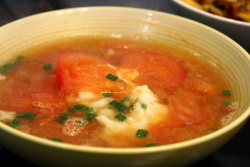 昨日的美食》之番茄山药味噌汤
