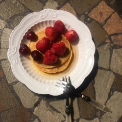 美好的早餐之—Strawberry Pancake