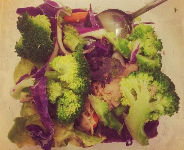 减脂期低卡晚餐-牛油果金枪鱼蔬菜沙拉