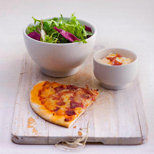 GALLO暖心小食——香肠培根披萨配以混合蔬菜色拉和蛋黄酱熏肉