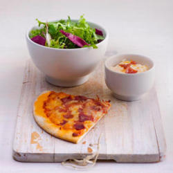 GALLO暖心小食——香肠培根披萨配以混合蔬菜色拉和蛋黄酱熏肉