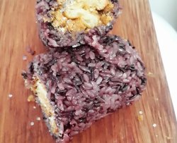 紫米肉松粢饭团