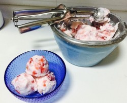 酸奶草莓冰淇淋