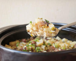 腊肉土豆焖饭,砂锅版本也可用电饭煲或铸铁锅煮饭
