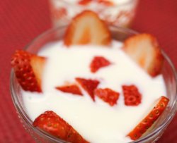 燕麦草莓酸奶