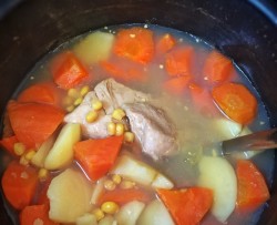 红萝卜土豆瘦肉汤