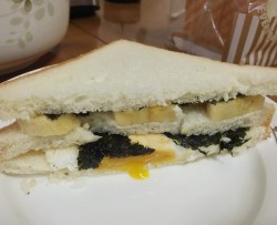自制香蕉紫菜鸡蛋三明治