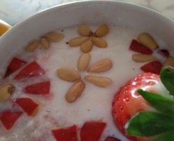 坚果草莓酸奶