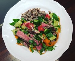 泰式烤牛肉沙拉配藜麦