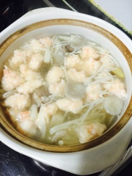 虾滑排骨菌菇汤