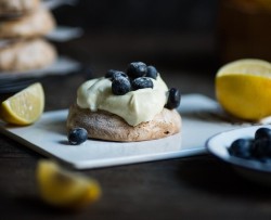巧克力蛋白饼配蓝莓柠檬酱.Chocolate meringue francaise with lemon curd with blueberry