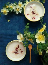 自然浓香 冰凉爽滑的杏仁豆腐