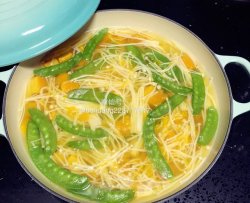 荷兰豆金针菇蔬菜汤