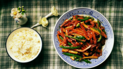 色亮香浓味爽,让你筷子停不下来的青椒双菌丝圆满素食