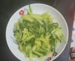 清炒莴笋丝+韭菜
