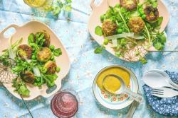 青豆虾饼配西洋菜沙拉.Pea with prawn patties with watercress salad