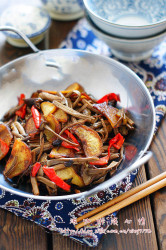 黑椒薯片茶树菇:很好吃的下饭素菜