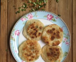 剩饺子皮妙用:超快手简易版葱油饼