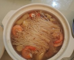 五花肉杂蔬大虾锅