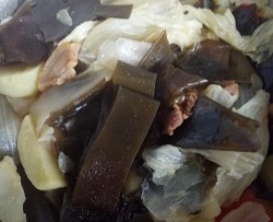 五花肉炖海带土豆白菜