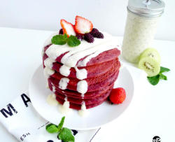Red Velvet Pancakes with Cream Cheese Glaze 红丝绒松饼配奶油奶酪淋酱