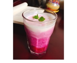 美少女火龙果渐变酸奶