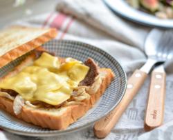 牛肉蘑菇焗烤三明治
