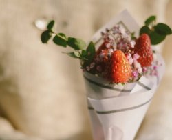 DIY情人节草莓小花束