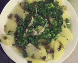 雪菜土豆拌韭菜汤面