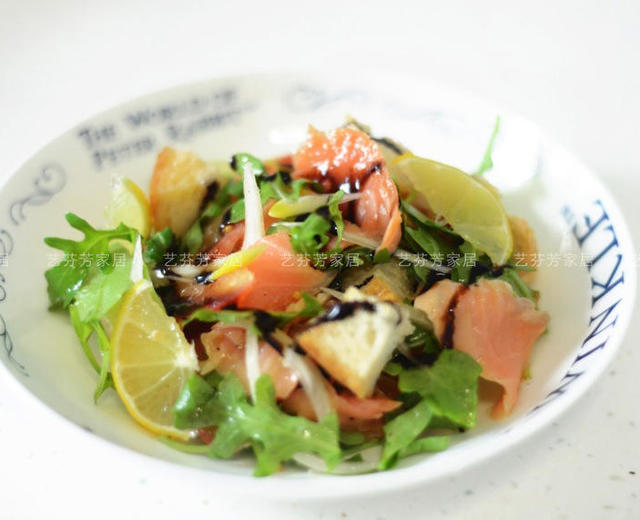烟熏鲑鱼火箭菜色拉