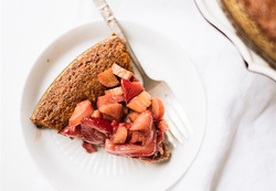 草莓&大黄 杏仁蛋糕 Almond Cake with Roasted Strawberries & Rhubarb on Top