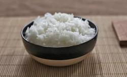 用传统方法煮一碗白米饭