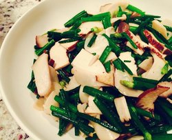 韭苔香干烩杏鲍菇